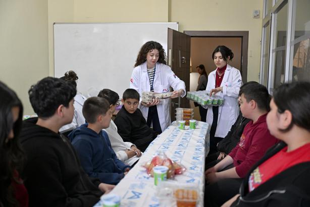 Silifke aşhanesi hem ihtiyaç sahiplerine hem öğrencilere ulaşıyor