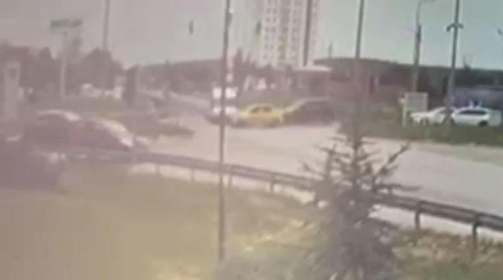Ambulansla taksinin çarpıştığı kaza kamerada; 5 yaralı