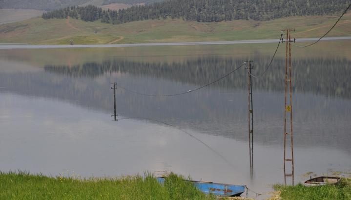 Tahtaköprü Barajı kıyısındaki elektrik direkleri, 52 yıl sonra ilk kez suya gömüldü