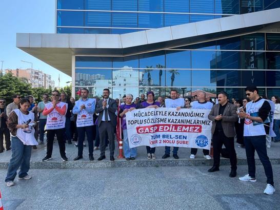 Bayraklı Belediyesi'nde memurların eylemi sürüyor