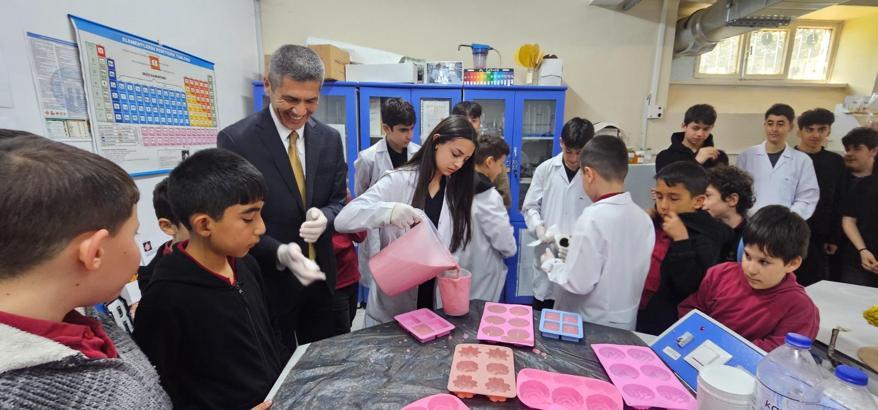 Lise öğrencileri atık yağlardan sabun üretti