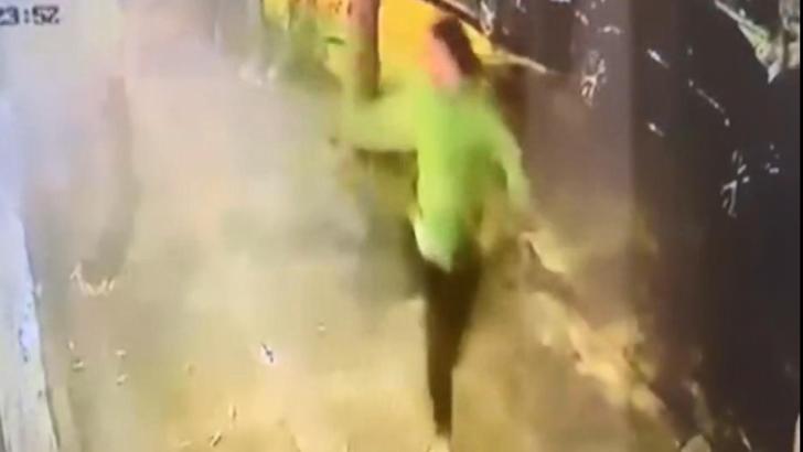 Kadıköy’de mekandan çıkarılan kişinin ateş açtığı anlar kamerada;  polis bacağından vurarak yakaladı