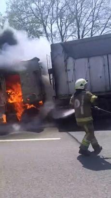 Seyir halindeyken alev alan TIR yandı