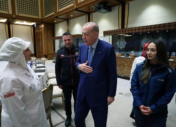 Cumhurbaşkanı Erdoğan: İşçinin, emekçinin, çalışanların aleyhine hiçbir adım atmayız / Ek Fotoğraflar