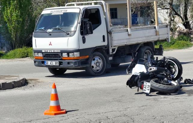 Aksaray'da kamyonet ile motosiklet çarpıştı: 1 ağır yaralı
