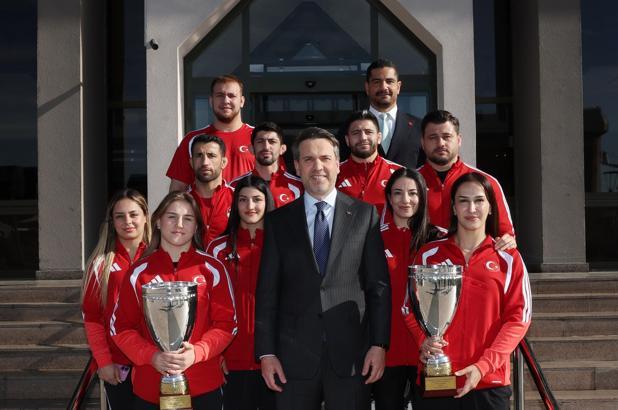 Bakan Bayraktar, Milli güreşçileri ağırladı