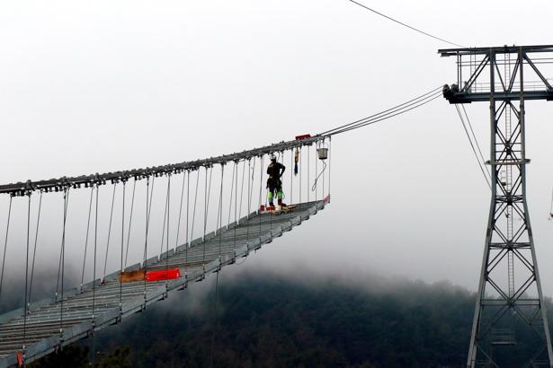 Türkiye'nin en büyük teleferiğinde zorlu bakım çalışması