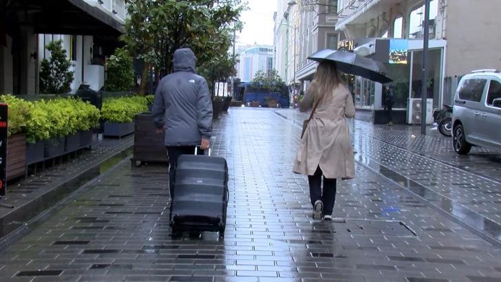 Taksim'de kapanan yollar nedeniyle turistler valizleriyle yürüdü