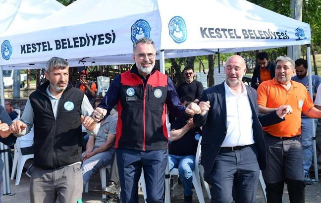 Kestel Belediye Başkanı Erol,  işçilerle halay çekti
