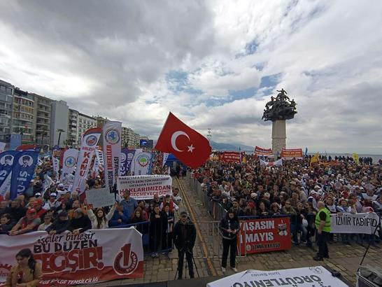 İzmir'de 1 Mayıs Emek ve Dayanışma Günü kutlandı