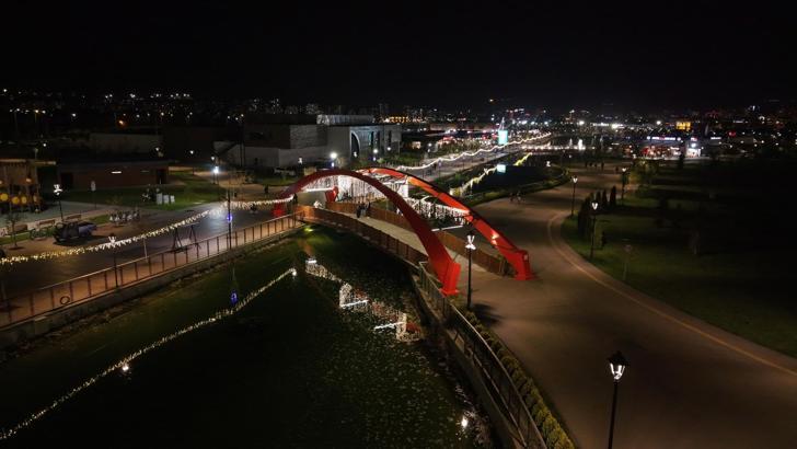 Büyükşehir Belediyesi'nden millet bahçesinde ışıklandırma çalışması