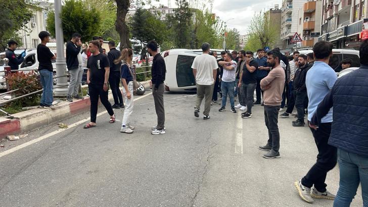 Siirt'te otomobil refüje çarpıp takla attı: 3 yaralı