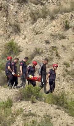 Kekik toplarken düşüp ayağı kırılan çocuk, 2 kilometre sedyeyle taşındı