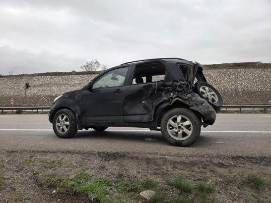 Minibüs, otomobile ve tabela direğine çarptı: 1 ölü