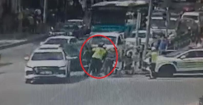 Nefes borusuna cisim kaçan moto kurye, polislerin ‘heimlich’ manevrası ile hayata tutundu; o anlar kamerada