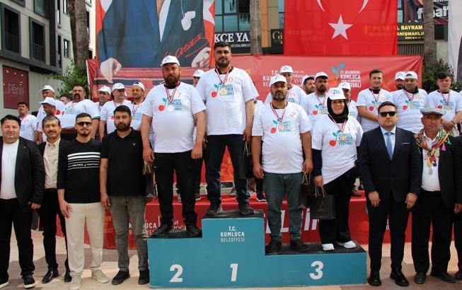 En fazla acı biberi yemek için yarıştılar