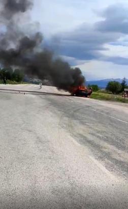 Dumanı fark edip otomobilinden çıktı