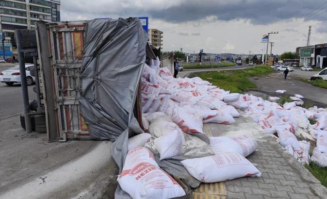 Un yüklü TIR'ın devrildiği kazada 4 kişi yaralandı