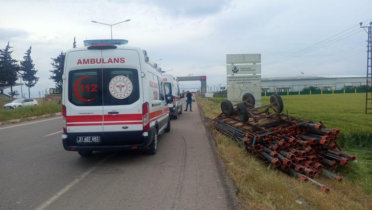 Reyhanlı'da traktör römorku devrildi; 4 işçi yaralandı