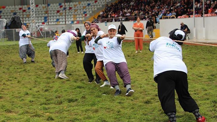 Antalya'da 'Tarım ve Seracılık Festivali'nde halat çekip, domates kasası taşıdılar