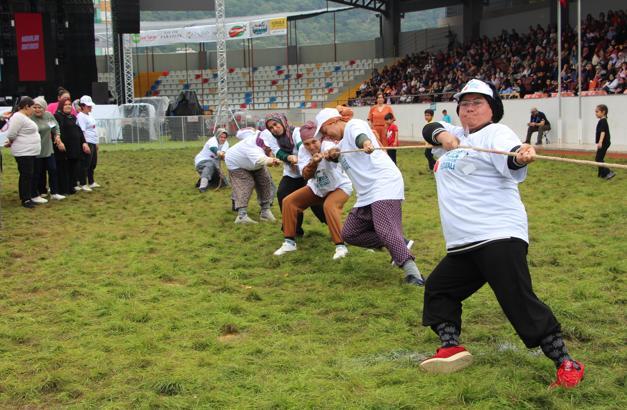 Antalya'da 'Tarım ve Seracılık Festivali'nde halat çekip, domates kasası taşıdılar
