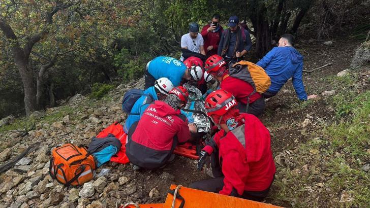 Fethiye'de Likya Yolu'nda ayağı kırılan kişi kurtarıldı