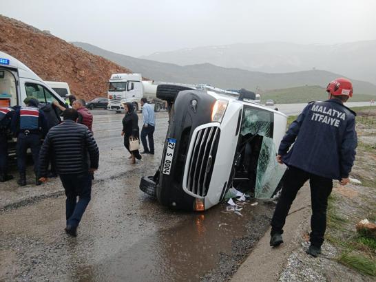 Malatya’da yolcu minibüsü devrildi: 12 yaralı