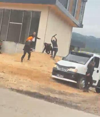 Çekici sürücüsü tartıştığı kişilerin üzerine önce aracını sürdü, ardından sopayla saldırdı