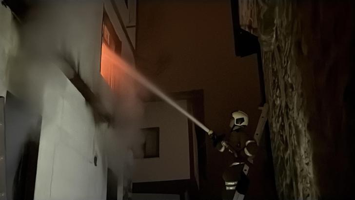 İtfaiye eri, yangında mahsur kalan kediyi kurtarırken yaralandı