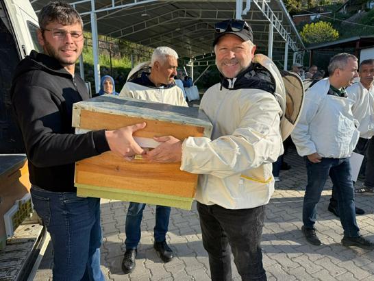 Bornova'da 80 yeni arıcı yetiştirildi