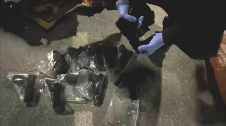 Batman'da otomobil bagajında 13 tabanca ele geçirildi