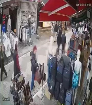 Kadıköy’de mağazanın önündeki çantanın çalındığı anlar kamerada