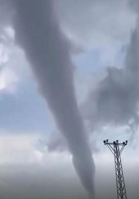 Gaziantep’te sağanak ve fırtınada çatılar uçtu, ağaçlar devrildi: 23 yaralı (2)