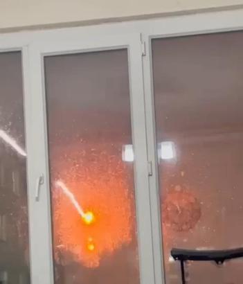 Diyarbakır’da 4 katlı binaya yıldırım düştü; o anlar kamerada