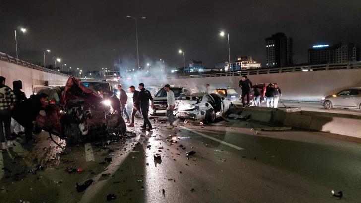 Ankara'da 4 aracın karıştığı zincirleme kazada 8 kişi yaralandı