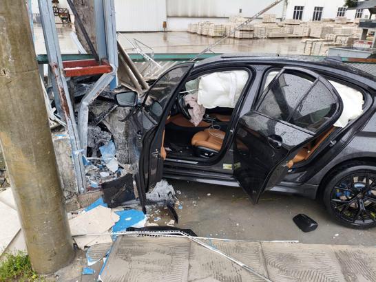 Otomobil fabrika kapısına çarptı: 2 yaralı
