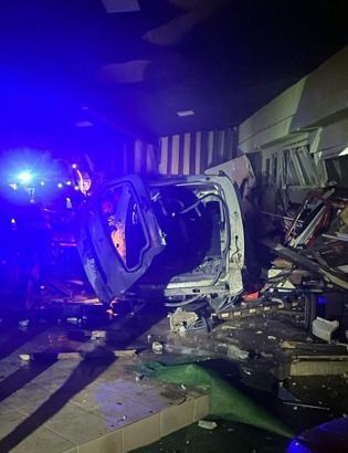 Ordu'da otomobil iş yerine girdi: 2 yaralı