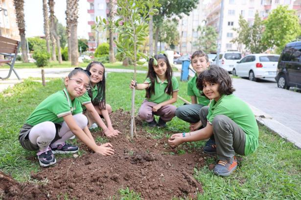 23 Nisan’da koltuğa oturan Buğlem, yenilettiği parka fidan dikti