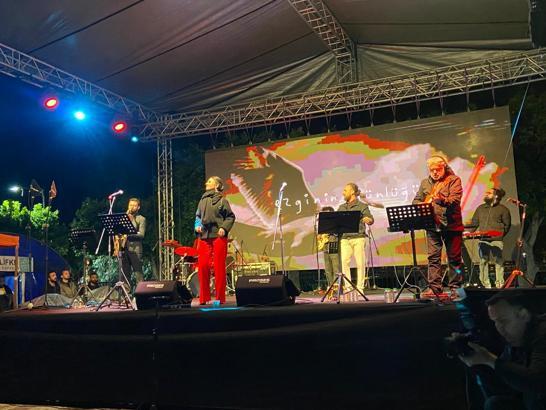 Silifke'de Ezginin Günlüğü yağmur altında konser verdi