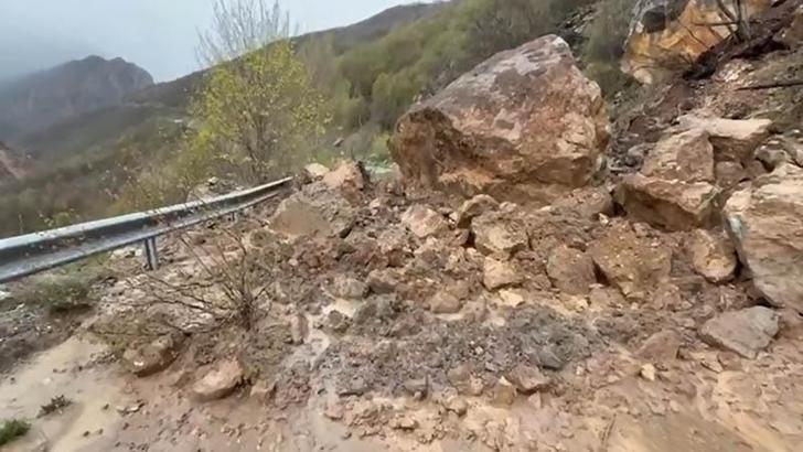 Sivas'ta heyelan köy yollarını ulaşıma kapattı