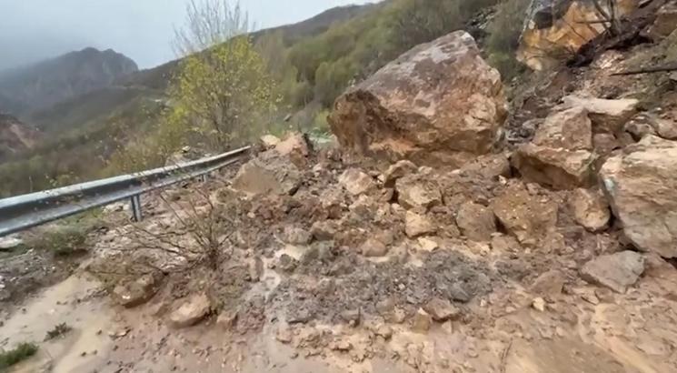 Sivas'ta heyelan köy yollarını ulaşıma kapattı