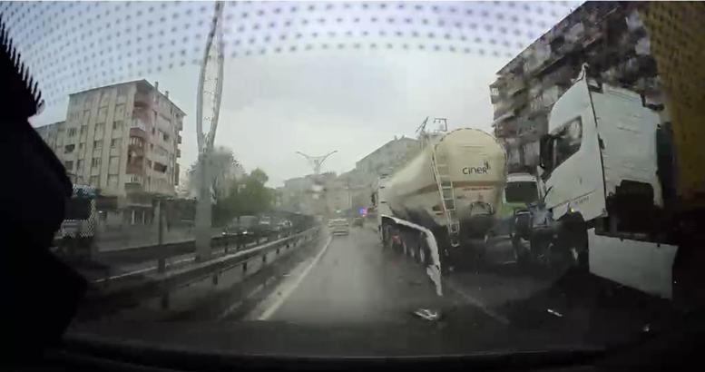 Otomobil, TIR ile tanker arasına sıkıştı; kaza kamerada