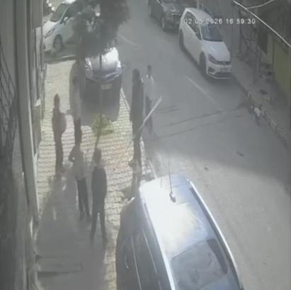 Arnavutköy’de sokakta oynayan çocuklara saldırıp elindeki bıçakla kapıya dayandı; şüpheli kamerada