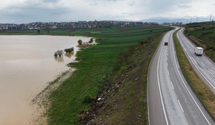 Bursa’da baraj gövdesinde izinsiz ekilen araziler su altında kaldı; 500 dekar alan dronla görüntülendi