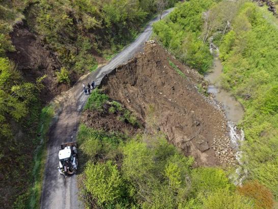 Ordu'da yaşanan heyelan nedeniyle yollarda çökme oluştu
