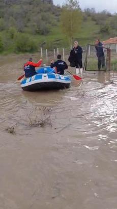 Tokat'ta su basan evlerinde mahsur kalanları AFAD botla kurtardı