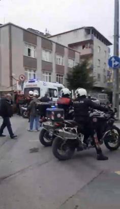 Küçükçekmece'de kahvehanenin önünde silahlı saldırı: 3 yaralı