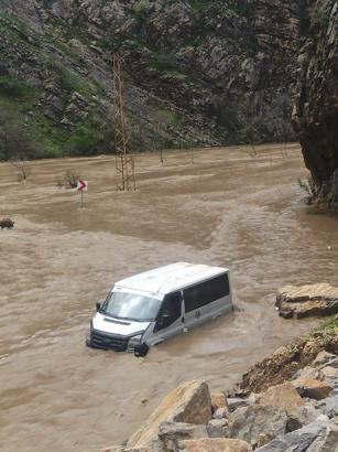 Kaval Deresi taştı, köy yolu ulaşıma kapandı (2)