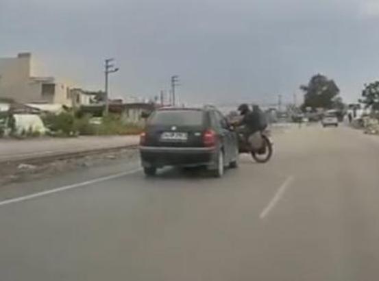 Hatay'da otomobilin motosiklete çarptığı kaza kamerada: 1 ölü, 1 yaralı