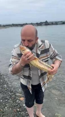 Satın aldığı balığı, canlı ve nesli tehlikedeki tür olduğunu görünce denize ulaştırdı